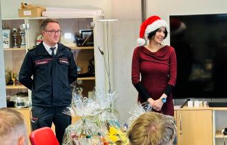 Noosha Aubel besucht die Feuerwache Holzmarktstraße an Heiligabend