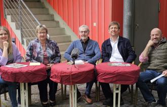 v.l.n.r. Christina Bayer (Bereich Marketing der Landeshauptstadt Potsdam), Ilka Neugebauer (Kaufmännische Geschäftsführerin Kabarett Obelisk), Matthias Finken (Kulturstadt Potsdam e.V.), Kaspar von Erffa (Künstlerischer Leiter der Inselbühne), Matthias Kartz (Untere Denkmalschutzbehörde der Landeshauptstadt Potsdam) bei der Vorstellung des Programms UNESCO-Tag/Fest der Kulturerben 2025