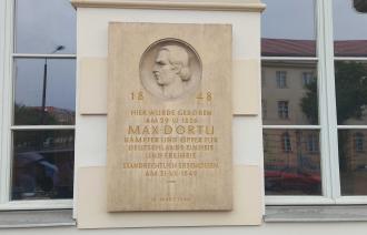 Gedenktafel Max Dortu im Juli 2025