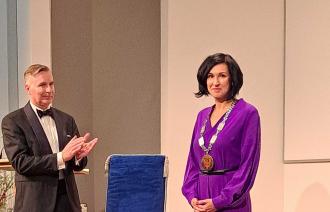 Oberbürgermeisterin Noosha Aubel trägt die Amtskette, die sie vom Vorsitzenden der Stadtverordneten, Dr. Hagen Wegewitz, erhalten hat.