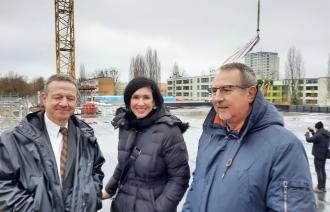 Torsten Wiegel (Beigeordneter für Bildung, Kultur, Jugend und Sport), Oberbürgermeisterin Noosha Aubel und Bernd Richter (Werkleiter des Kommunalen Immobilien Service )