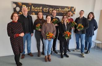 Dezernent Dieter Jetschmanegg mit sechs der 17 engagierte Nachwuchskräfte