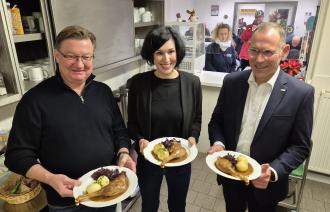Adventsaktion Suppenküche. V.l.n.r. Michael Dimde, Lions Club Potsdam-Sanssouci, Oberbürgermeisterin Noosha Aubel und der Vorstandsvorsitzende der DRK Potsdam, Ronald Dorczok