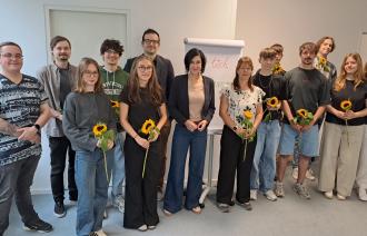 Oberbürgermeisterin Noosha Aubel begrüßt die neuen Azubis und Studierenden.