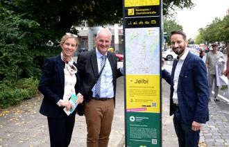 Baubeigeordneter Bernd Rubelt, Bettina Biffi, Geschäftsführerin der Verkehrsbetrieb Potsdam GmbH, und Michael Bartnik, Fachgebietsleiter Mobilitätshubs bei der BVG, eröffneten die Mobilitätstation am Bassinplatz. 