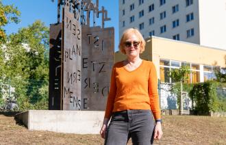 Künstlerin Sabine Horning vor ihrer Skulptur „Die Mehrzahl ist das Gesetz der Erde“ 