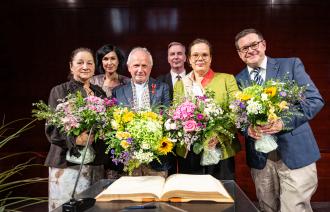 Carla Villwock, Marie-Luise Glahr, Jörg Näthe und Markus Wicke tragen sich ins Goldene Buch der Landeshauptstadt Potsdam ein