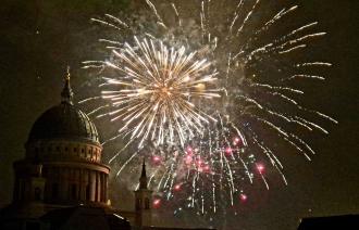Feuerwerk am Alten Markt mit dem Blick auf die Nikolaikirche