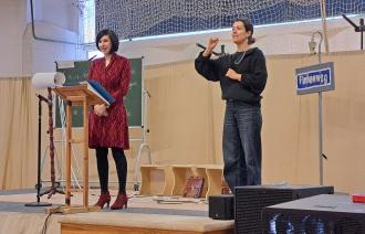 Oberbürgermeisterin Noosha Aubel gratuliert der Wilhelm-von-Türk-Schule zum Jubiläum.