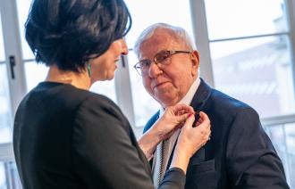 Siegfried Grube erhält das Bundesverdienstkreuz.