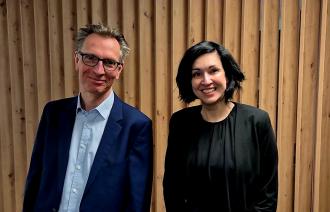 Dr. Daniel Fuhrhop und Oberbürgermeisterin Noosha Aubel 