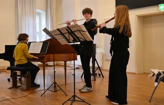 Ein Trio in der Besetzung Blockflöte, Querflöte, Klavier bzw. Cembalo beim Ensemblewettbewerb