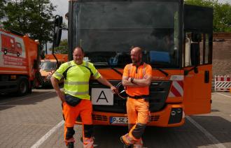 Heiko Grützmacher (links) und Marcel König (rechts) vor ihrem Entsorgungsfahrzeug nach fertiggestellter Tour