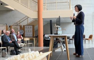 Oberbürgermeisterin Noosha Aubel begrüßt zur Informationsveranstaltung zum Universitätscampus Brauhausberg.