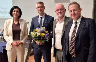 Dr. Robert Schreiner zum Fachbereichsleiter Bildung und Sport der Landeshauptstadt Potsdam ernannt. V.l.n.r.: Noosha Aubel, Dr. Robert Schreiner, Dieter Jetschmanegg und Torsten Wiegel