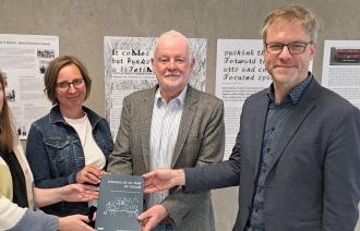 Projekt Zukunft kommunaler Berufe abgeschlossen. V.l.n.r.: Projektleiterinnen Meike Ortmanns (FH), Henrike Sattler (LHP), Dieter Jetschmanegg, Prof. Tobias Schröder
