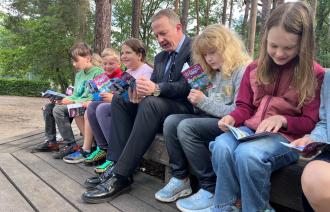 Torsten Wiegel, Beigeordneter für Bildung, Kultur, Jugend und Sport, hat die Ferienpässe für die Sommerferien 2026 an Schülerinnen und Schüler in Potsdam überreicht.
