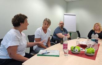 Brigitte Meier und Steven Snelsire informieren zur bedarfsgerechten Pflege 