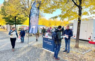 Ein Stand des Bürgerhaushalts auf dem Markt.