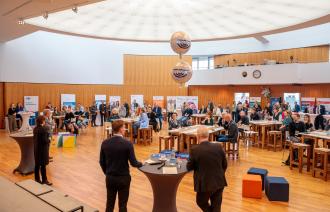 Menschen beim GründerTag 2023 im Havel-Saal der IHK Potsdam