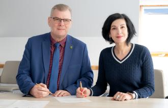 Potsdams Oberbürgermeisterin Noosha Aubel und der Bürgermeister von Wustermark, Holger Schreiber, unterzeichnen eine Absichtserklärung zur gemeinsamen Nutzung der Abwärme eines Rechenzentrums.