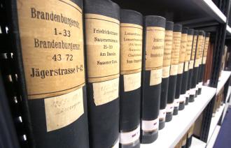 aufgereihte Bände des Melderegisters aus dem 19. Jahrhundert