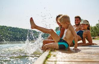 Kinder spielen am Wasser.