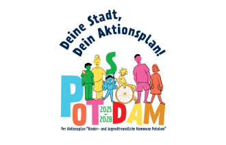 Grafik zum Aktionsplan „Kinder- und jugendfreundliche Kommune Potsdam 2025–2028“. Über einer bunten Illustration steht in großen geschwungenen Buchstaben „Deine Stadt, Dein Aktionsplan!“. In der Mitte sind unterschiedlich dargestellte Kinder und Jugendliche zu sehen – unter anderem ein Kind im Rollstuhl und ein Kind mit Flügeln – als Zeichen für Vielfalt und Inklusion. Darunter steht groß und farbig „POTSDAM 2025–2028“. Am unteren Rand: „Der Aktionsplan ‚Kinder- und Jugendfreundliche Kommune Potsdam‘“.
