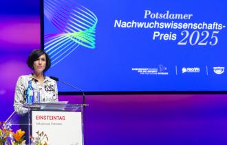 Oberbürgermeisterin Noosha Aubel bei ihrer Rede des Nachwuchswissenschafts-Preis 2025