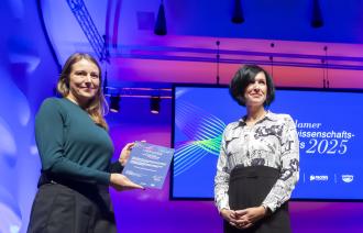 Oberbürgermeisterin Noosha Aubel mit Dr. Elisabeth Kimmerle, Preisträgerin des Nachwuchswissenschafts-Preises 2025.