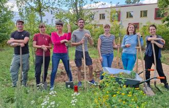 Bewohnerinnen beim Umbau der Grünfläche (Foto: NABU Bornstedt)