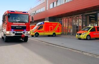 Rettungswagen, Notarztwagen und Feuerwehrauto vor der Feuerwachen.