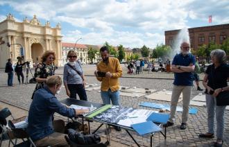 Der Künstler Mikos Meininger stellt die Planungen für das Demokratiedenkmal auf dem Luisenplatz vor.