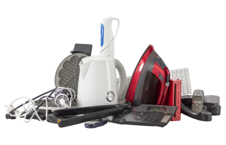 E-Schrotthaufen mit Waffeleisen, Wasserkocher, Bügeleisen, Telefonen und anderen Gegenständen