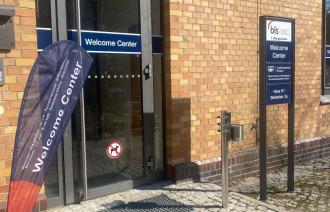 Eingangtür des Welcome Centers Potsdam