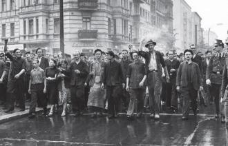 Demonstrierende Arbeiterinnen und Arbeiter des Volksaufstandes am 17. Juni 1953 in Berlin