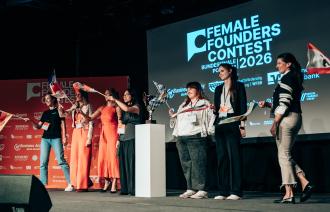 Die Finalistinnen auf der Bühne beim Finale des Female Founders Contest 2026