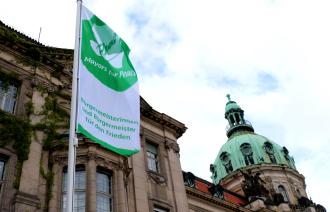 Fahne vor dem Rathaus - Mayors for Peace