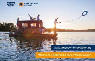 Personen auf einem Floß auf dem Wasser, eine Person wirft einen Rettungsring ins Wasser