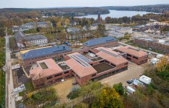Zu sehen sind das Nord Gymnasium Potsdam sowie die Grundschule Krampnitz.