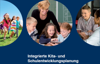 Spielende Kinder, eine Lehrerin mit Schülern, lernende Schüler; Text: Integrierte Kita- und Schulentwicklungsplanung