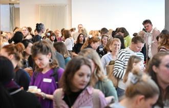 Viele Menschen im Foyer der IHK Potsdam bei Frauen auf dem Weg 2026