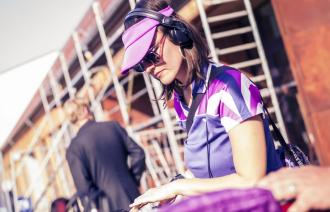 Frau am DJ-Pult