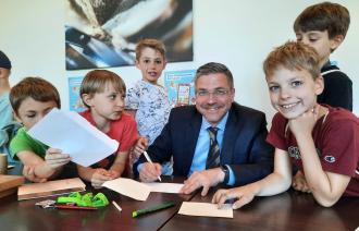 Oberbürgermeister Mike Schubert gratuliert den Kindern zum Kindertag.