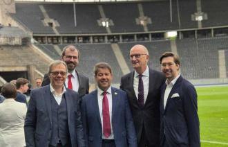 Bürgermeister Burkhard Exner u.a. mit Ministerpräsident Dietmar Woidke bei der Präsentation Bewerbung Berlin+ im Olympiastadion.