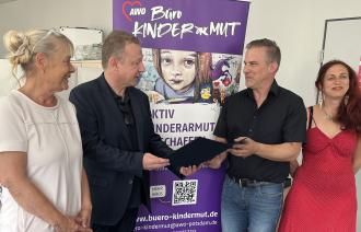 Torsten Wiegel übergibt den Zuwendungsbescheid an die AWO.