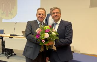 Beigeordneter für Bildung, Kultur, Jugend und Sport, Torsten Wiegel, mit Oberbürgermeister Mike Schubert bei der Ernennung.