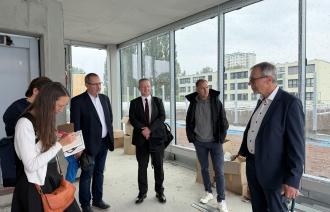 Vier Männer und zwei Frauen stehen in einem Halbkreis bei der KIS Sommertour.