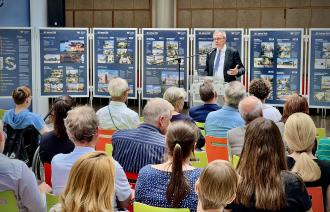 Bürgermeister Burkhard Exner eröffnet die Ausstellung "20 Jahre KIS"
