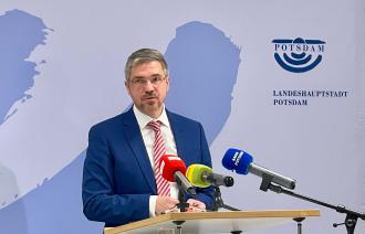 Oberbürgermeister Mike Schubert bei einer Pressekonferenz.
